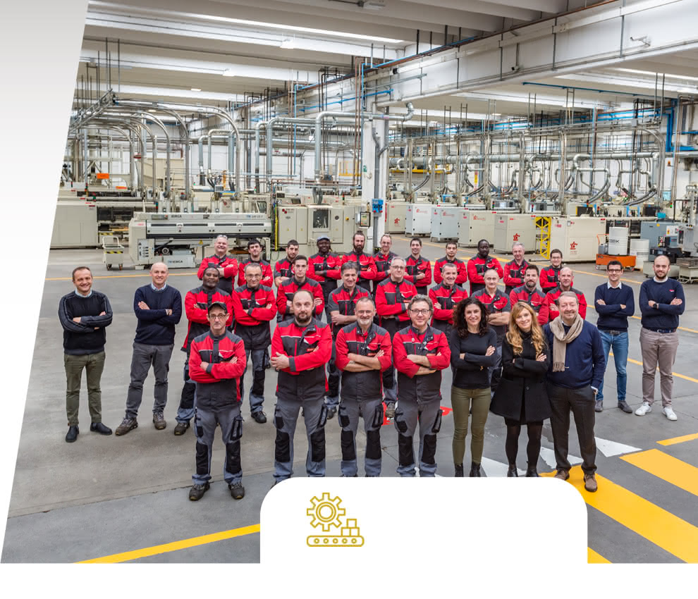 Team of Eredi Baitelli operators in the turning department, in front of a line of multi-spindle lathes in production.