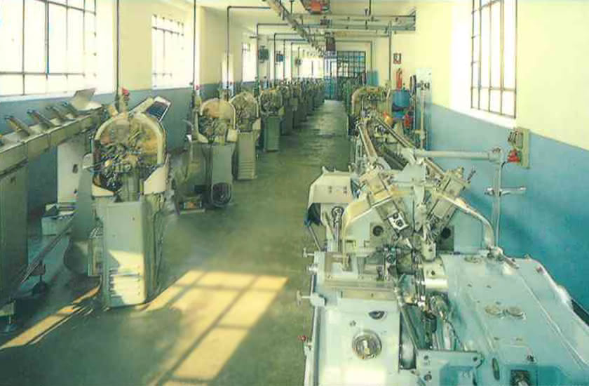 Interior view of the Eredi Baitelli factory in 1959, with a neat row of automatic lathes in operation.